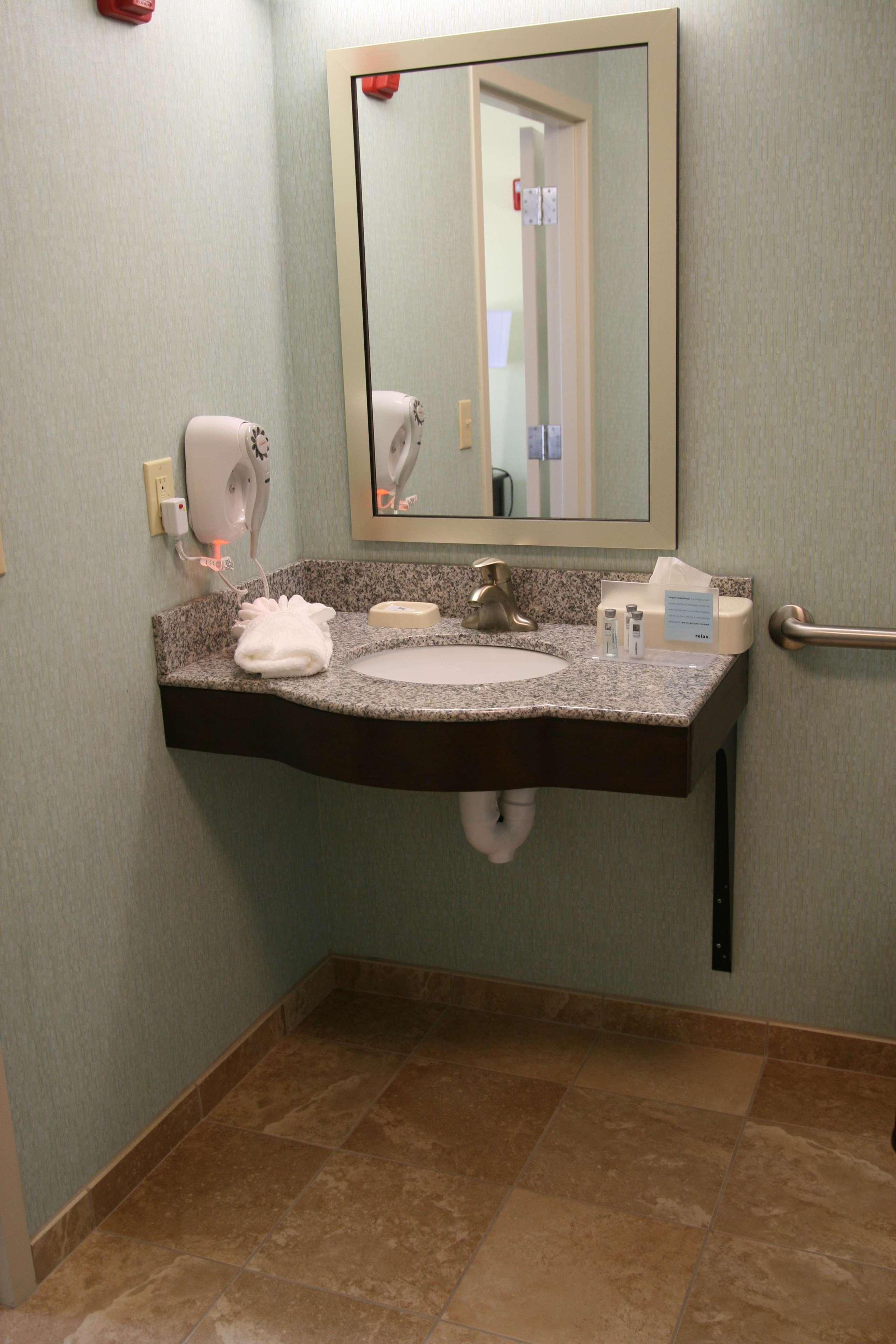 Hampton Inn & Suites Wilder Room photo